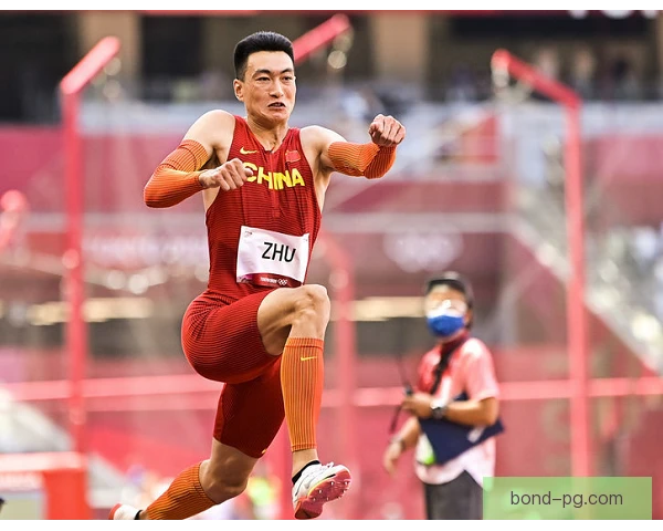朱亚明人球分过突进撕开防线，奔袭点燃全场